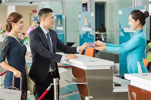 Xu hướng sử dụng thẻ tín dụng để tiêu dùng ngày càng tăng. Ảnh: HUY ANH