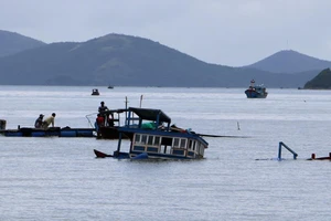 Lật thuyền trên vịnh Vân Phong, 2 người thiệt mạng, 1 người mất tích