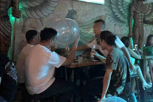 Bóng cười, shisha tràn ra phố