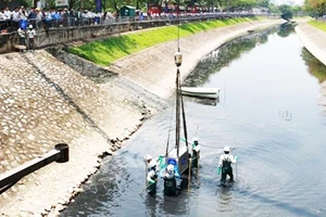 Các thiết bị công nghệ Nano - Bioreactor được đưa xuống sông Tô Lịch để xử lý ô nhiễm hôm 16-5-2019