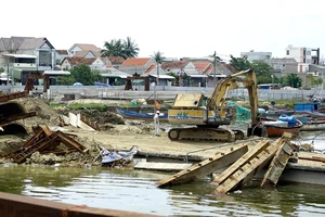 Cảnh ngổn ngang làng biển và tàu cá chìm nhiều năm mà không ai trục vớt