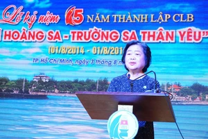 Bà Trương Mỹ Hoa (người sáng lập CLB) - Chủ tịch Quỹ học bổng Vừ A Dính phát biểu khai mạc 