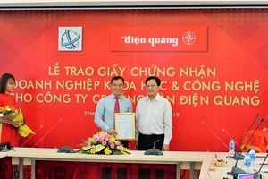 Ông Nguyễn Khắc Thanh, Phó Giám đốc Sở Khoa học và Công nghệ TPHCM (phải) trao giấy chứng nhận Doanh nghiệp Khoa học và Công nghệ cho ông Hồ Quỳnh Hưng, Chủ tịch HĐQT - Tổng Giám đốc Công ty CP Bóng đèn Điện Quang