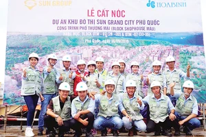 Công ty CP Tập đoàn Xây dựng Hòa Bình cất nóc vượt tiến độ công trình Phố thương mại tại Phú Quốc