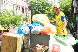 Nhiều khó khăn khi chuyển đổi phương tiện thu gom rác