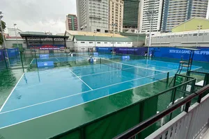 Sân quần vợt ướt sũng nước, buộc phải tạm hoãn các trận đấu. Ảnh: DŨNG PHƯƠNG
