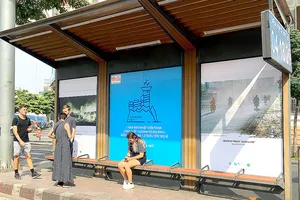 Triển lãm ảnh về ô nhiễm không khí tại trạm xe buýt Hàm Nghi