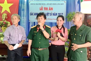 Các cựu chiến binh trong một lần về thăm di tích Long Khốt