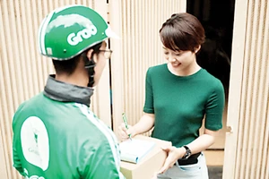 Grab và Shopee hợp tác triển khai Giao hàng 1h