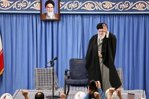 Đại giáo chủ Ali Khamenei. Ảnh: tham dự một cuộc họp hôm 8-1 để nói về các cuộc tấn côngtên lửa vào các căn cứ của Mỹ ở Iraq. Ảnh: Văn phòng báo chí Iran