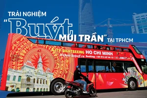 Trải nghiệm “buýt mui trần” tại TPHCM