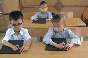 Chuyển SGK mới sang sách chữ nổi Braille cho học sinh khiếm thị