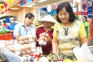 Khách hàng chọn mua trứng gia cầm tại siêu thị Co.opmart
