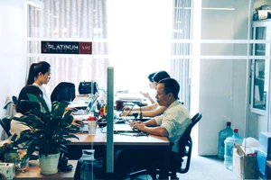 Tại các co-working space, nhiều bạn trẻ làm thêm đến 8 giờ, 9 giờ tối