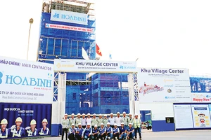 Đội ngũ Ban chỉ huy và kỹ sư của Hòa Bình tại công trình Khu Village Center