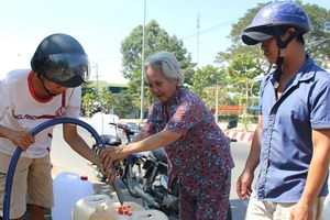 Tình người trong cơn hạn mặn
