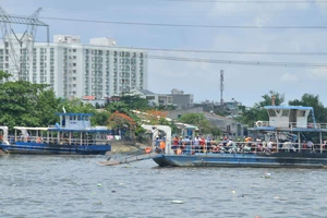 Khi tham gia giao thông tại bến khách ngang sông, hành khách phải mặc áo phao hoặc cầm dụng cụ nổi cá nhân để đảm bảo an toàn. Ảnh: CAO THĂNG