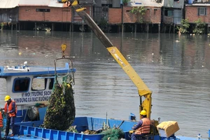 Thu gom rác trên kênh rạch tại TPHCM. Ảnh: CAO THĂNG