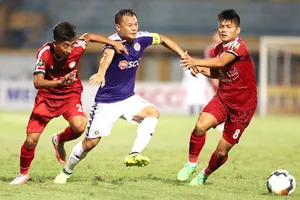 Thành Lương (giữa) và đội Hà Nội sẽ có chuyến làm khách khó khăn ở sân Thống Nhất. Ảnh: NHẬT ANH