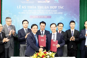 Ông Lê Viết Hiếu (thứ ba, hàng thứ hai từ trái qua) tại Lễ ký kết thỏa thuận hợp tác giữa Hòa Bình và Tổng Cục Giáo dục nghề nghiệp