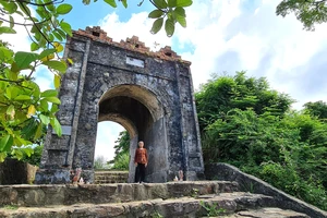 Mẹ Ngùy dưới di tích Hoành Sơn Quan