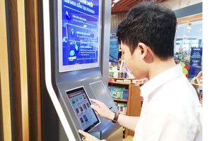 Bạn đọc tra cứu thông tin sách tại Nhà sách Fahasa quận 7