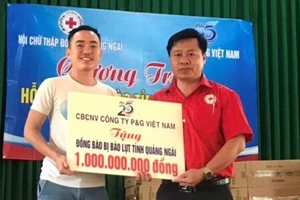 P&G Việt Nam tiếp tục mang nước uống sạch và quyên góp hỗ trợ cho người dân vùng lũ