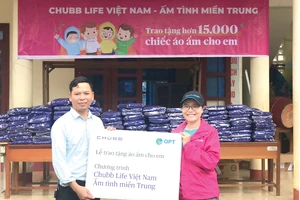 Chubb Life Việt Nam trao tặng hơn 15.000 chiếc áo ấm cho trẻ em vùng lũ