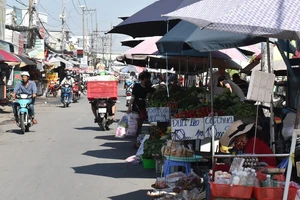 Họp chợ giữa đường