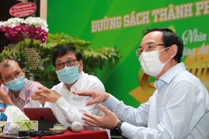 Bí thư Thành ủy TPHCM Nguyễn Văn Nên trao đổi với Ban Giám đốc Đường sách TPHCM. Ảnh: DŨNG PHƯƠNG