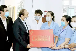Thủ tướng Nguyễn Xuân Phúc chúc tết cán bộ, nhân viên Trung tâm Bảo trợ xã hội tỉnh Quảng Nam. Ảnh: TTXVN