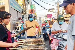 Khách mua vàng tại TPHCM ngày 21-2. Ảnh: GIA HÂN