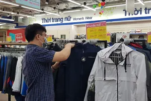 Khách hàng mua áo chống nắng tại Co.opmart Văn Thánh