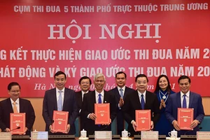 Lãnh đạo 5 thành phố trực thuộc Trung ương ký kết giao ước thi đua năm 2021. Ảnh: VGP