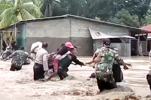 Sơ tán tránh lũ tại Indonesia tháng 4-2021