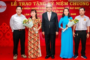 Các cặp vợ chồng cùng nhau làm việc trên 20 năm tại Vedan Việt Nam nhận hoa chúc mừng từ Tổng Giám đốc