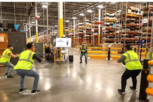 Một bài tập của nhân viên Amazon trong giờ làm việc