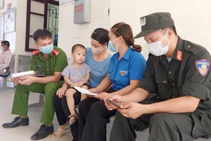  Phó trưởng Công an xã Hữu Sản - anh Đỗ Nam Duy và chiến sỹ Cảnh sát cơ động Lê Bá Tứ và gia đình các cháu được truyền máu. Ảnh Báo. Công an nhân dân