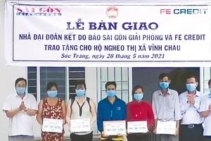 Người dân nghèo tỉnh Sóc Trăng nhận bàn giao nhà mới