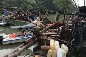 Đồng Nai: Bắt 2 ghe bơm hút cát lậu