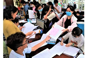 Thí sinh nộp hồ sơ xét tuyển bằng học bạ THPT năm 2021 tại Trường ĐH Công nghiệp Thực phẩm TPHCM