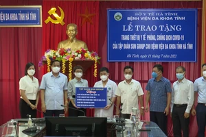 Lễ trao tặng trang thiết bị y tế phòng chống dịch Covid-19 của Sun Group cho BVĐK Hà Tĩnh