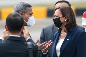 Bộ trưởng Ngoại giao Singapore Vivian Balakrishna (trái) đón Phó Tổng thống Mỹ Kamala Harris (phải) tại sân bay Paya Lebar, ngày 22-8