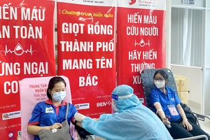 Các bạn trẻ tham gia hiến máu tại một buổi lễ hiến máu tình nguyện tại TPHCM. Ảnh: Bùi Anh Tuấn