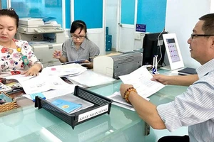 UBND phường 4 quận Tân Bình giải quyết thủ tục cho người dân ngoài giờ hành chính trước khi giãn cách xã hội