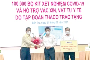 Ông Trần Bá Dương - Chủ tịch HĐQT Thaco (đầu tiên bên trái) trao 100.000 bộ kit xét nghiệm Covid-19, cho đại diện tỉnh Bến Tre