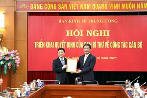 Trưởng ban Kinh tế Trung ương Trần Tuấn Anh trao quyết định điều động, bổ nhiệm cho tân Phó Trưởng ban Kinh tế Trung ương Nguyễn Duy Hưng (bên trái). Ảnh:VGP