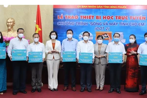 UBND tỉnh Bình Phước trao thiết bị học trực tuyến qua đại diện các địa phương từ chương trình “Sóng và máy tính cho em”. Ảnh: HOÀNG BẮC