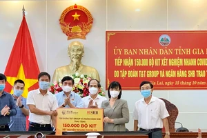 Đại diện T&T Group và SHB trao tặng 150.000 bộ kit xét nghiệm nhanh Covid-19 cho đại diện lãnh đạo tỉnh Gia Lai