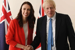 Thủ tướng Anh Boris Johnson (trái) và người đồng cấp New Zealand Jacinda Ardern.